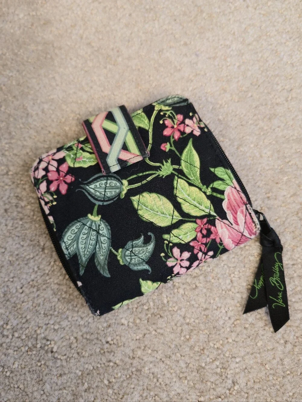 Vera Bradley wallet, retired pattern - Picture 1 of 6
